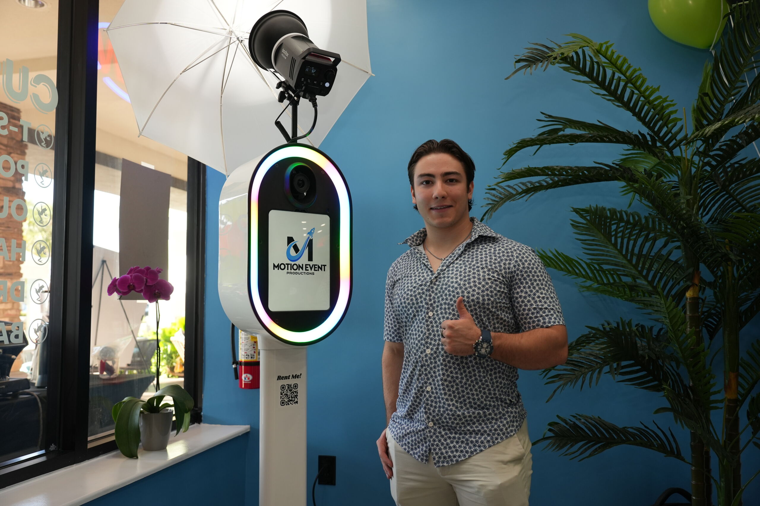 Picture of Thomas Steckman next to a photo booth.